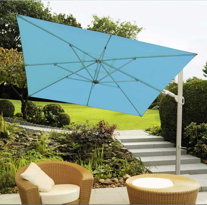  Sonnenschirm blau für garten sonnenschirm ideen komplett mit rattansessel mit polster und tisch rattan im garten dekorationsideen mit kleinen hinterhof gestalten für schöne haus außengestaltung  