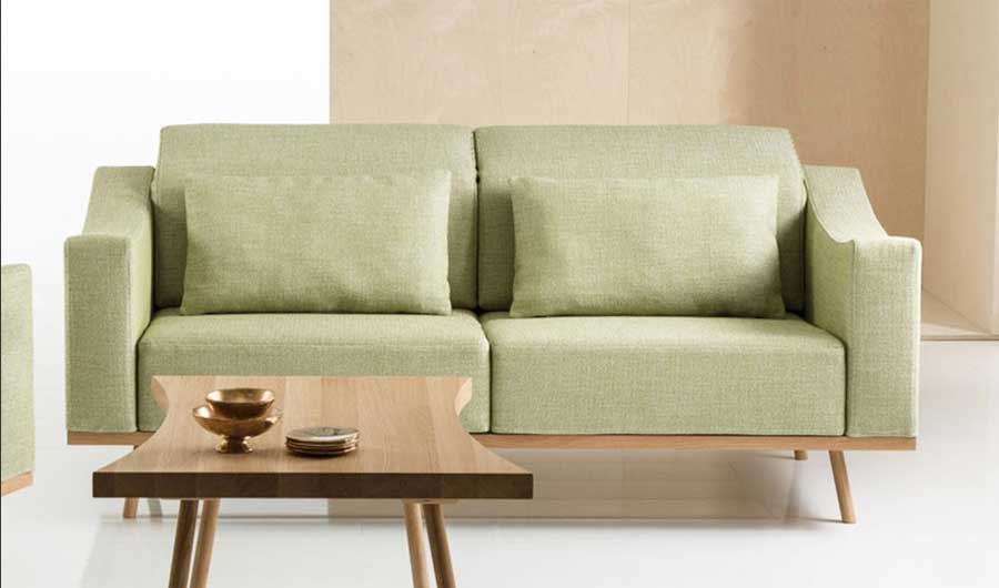 Wohnzimmer, Couch zweisitzer zum ausziehen mit holzgestell und rücken hochwertiger polyurethanschaum.  