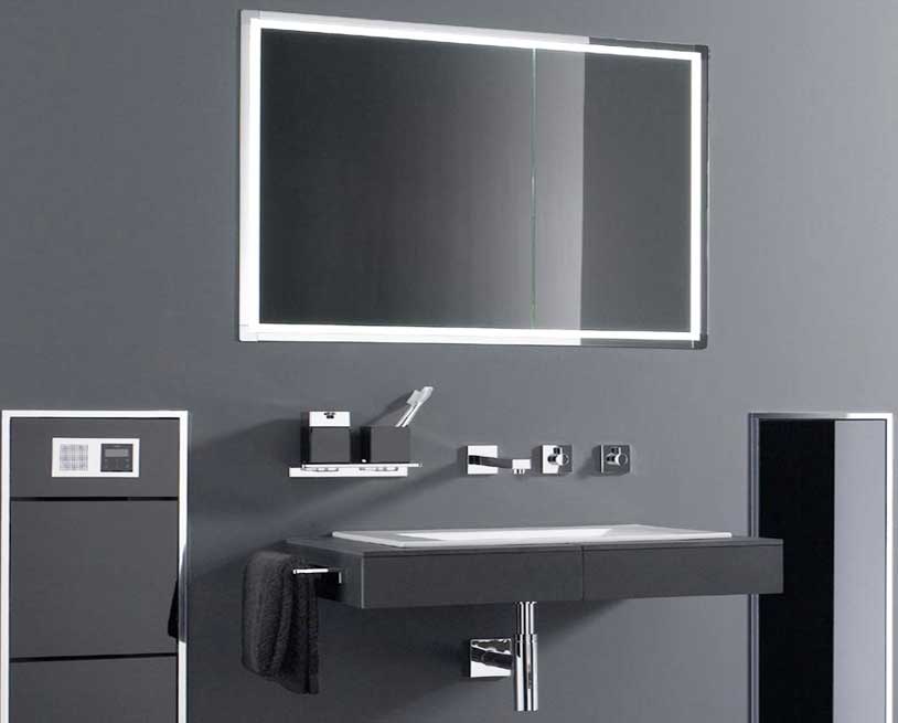 Badezimmer, Einbau spiegelschrank bad mit LED-Beleuchtung und einige Regale.  