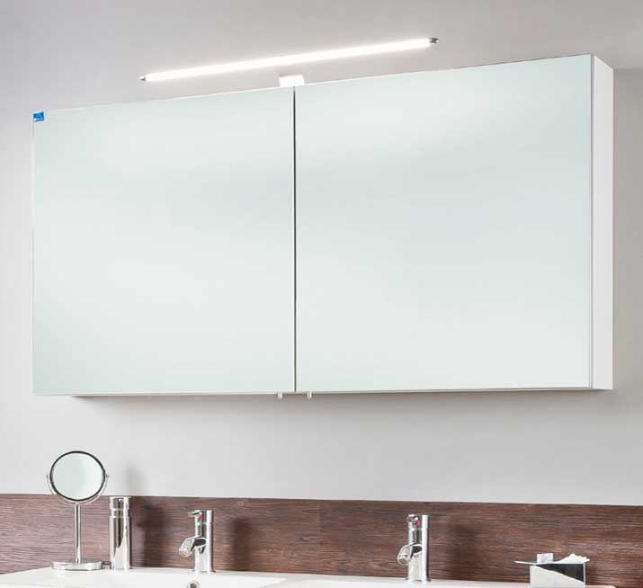 Badezimmer, Spiegelschrank bad 2 türen und dass integrierte LED-Beleuchtung.  