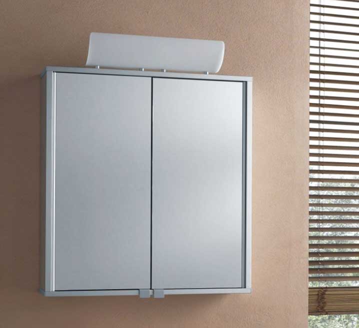 Badezimmer, Alu spiegelschrank bad mit großer geführter Beleuchtung im eine rechteckige Form.  