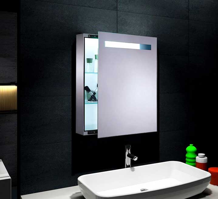 Badezimmer, Bad spiegelschrank beleuchtet mit Glasregal und eine Tür in das moderne Konzept.  