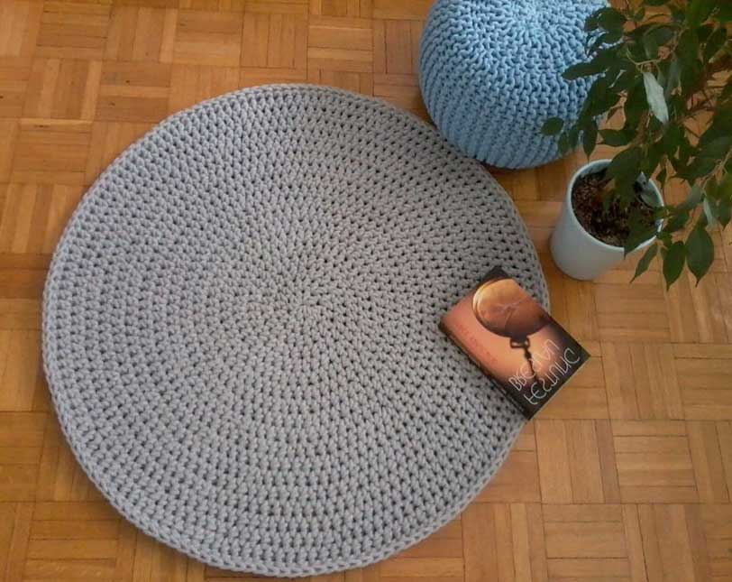 Wohnzimmer, Runder teppich grau in einem schönen gestrickt für kleine Wohnzimmer.  